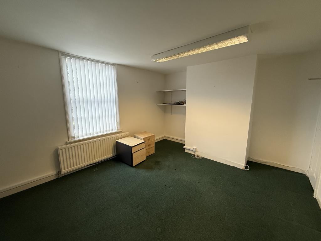 Lot: 88 - FREEHOLD COMMERCIAL PROPERTY ON HIGH STREET - Second floor office room with carpets and painted walls